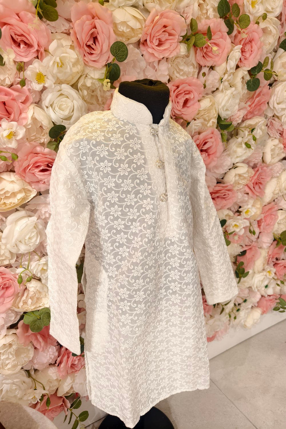 White chikenkari kurta Secondary image