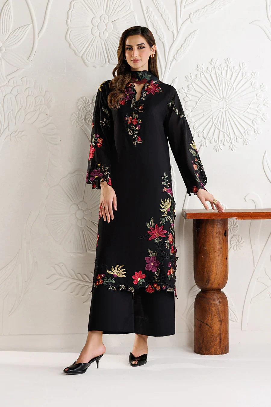 Iznik | The Lawn Edit | UE-681 Embroidered Lawn