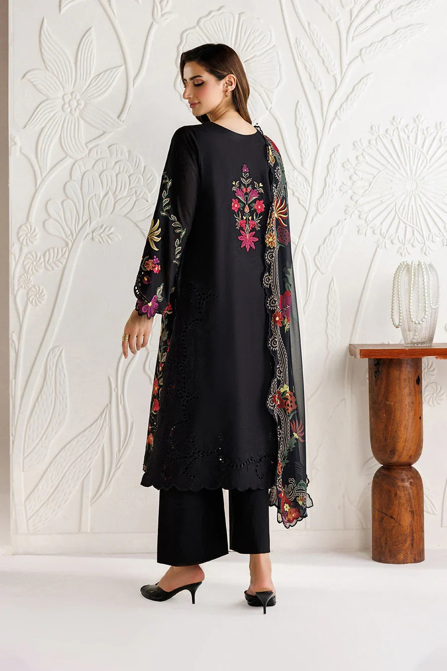 Iznik | The Lawn Edit | UE-681 Embroidered Lawn