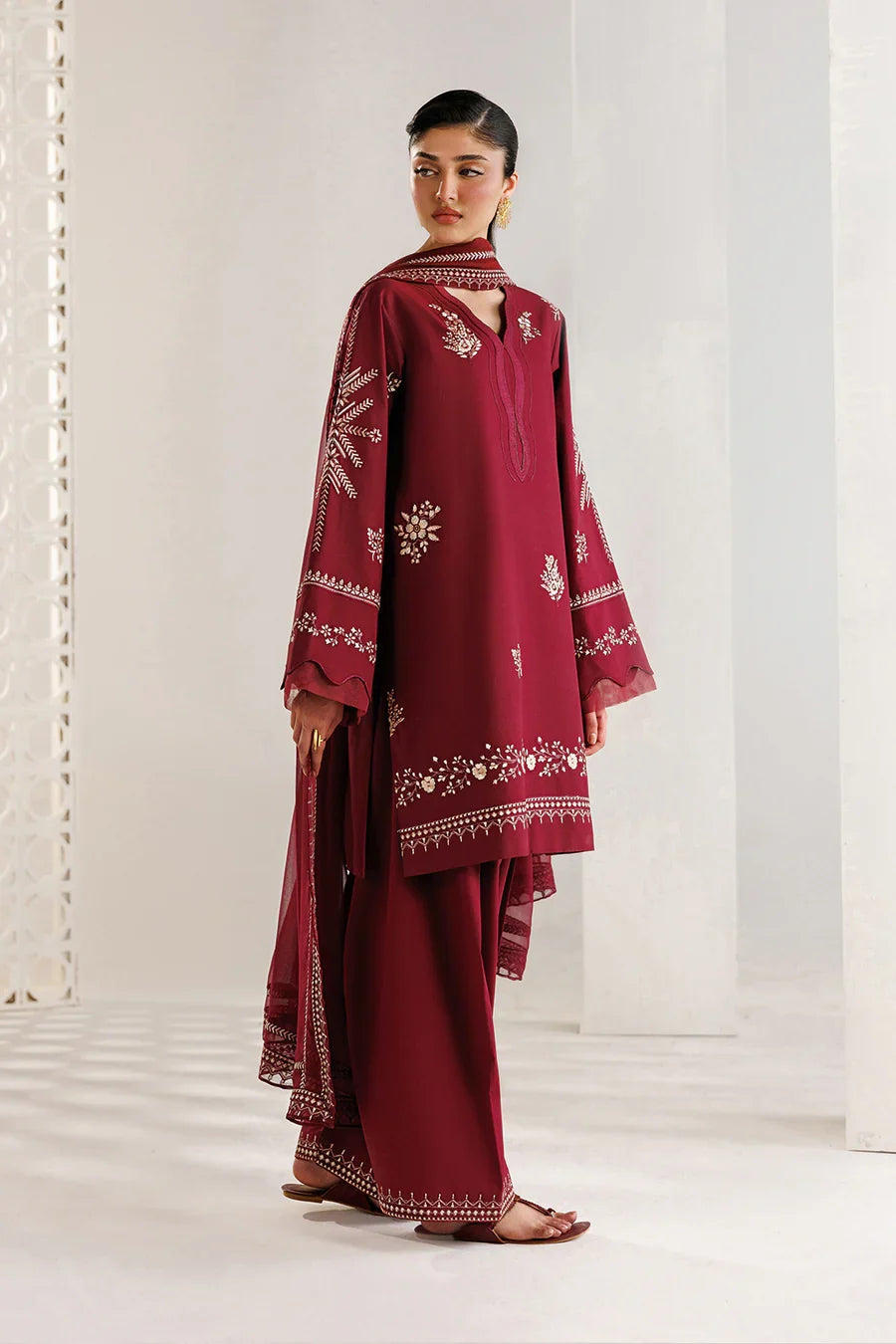 Iznik | The Lawn Edit | UE-682 Embroidered Lawn