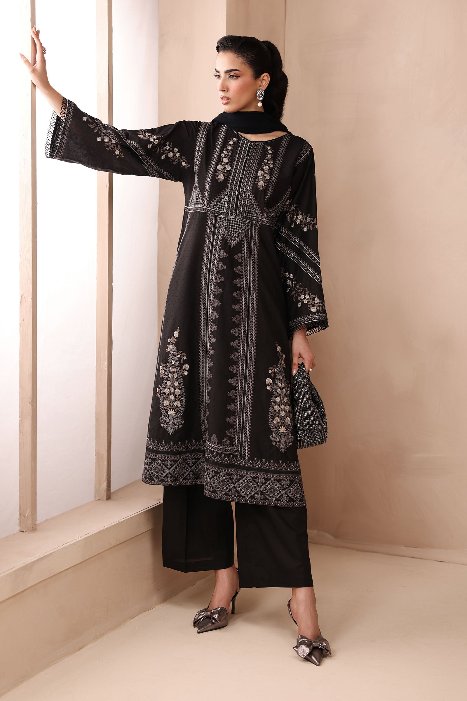Maria B | Luxury Winter Pret 25 | DW-MN25-10-Black