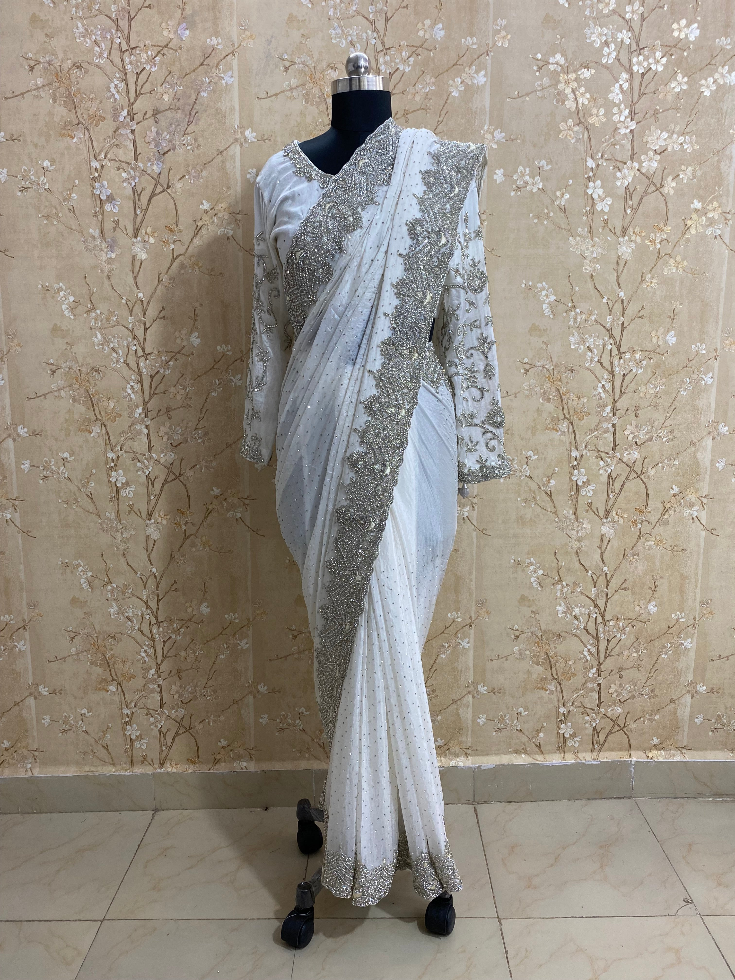 Classy white saree Main image