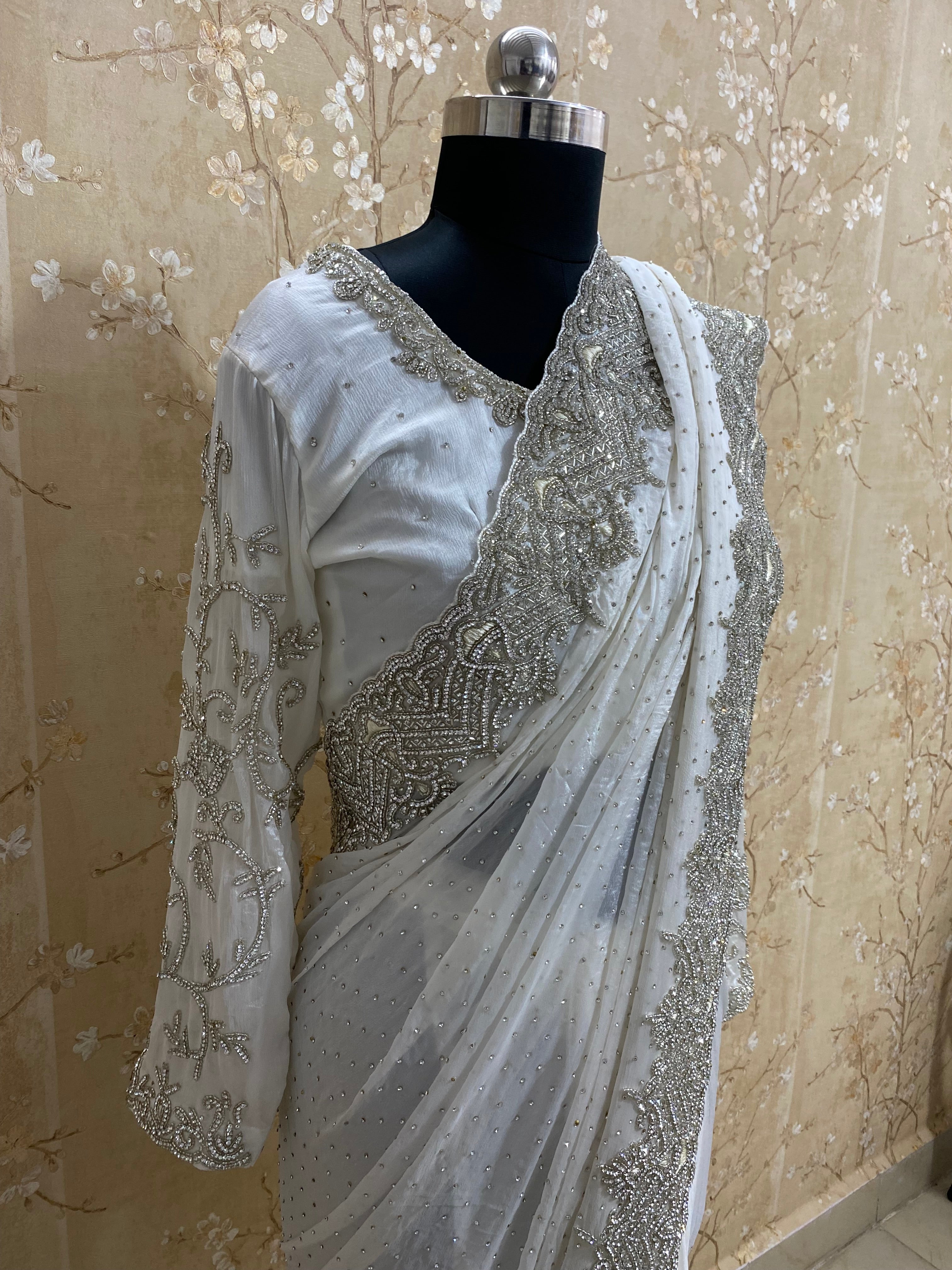 Classy white saree Secondary image