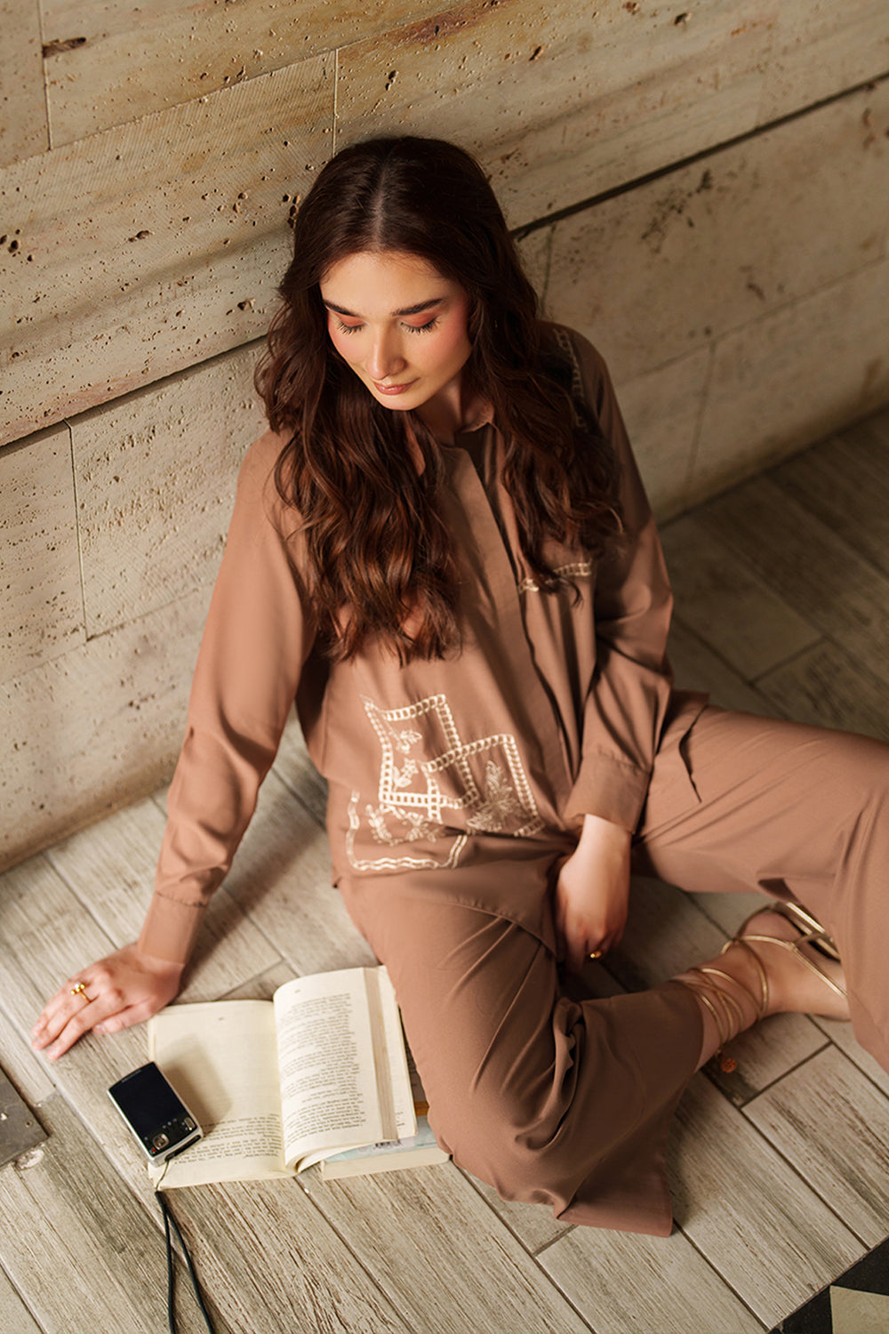 Azure | Chic Essentials | Walnut Whirl